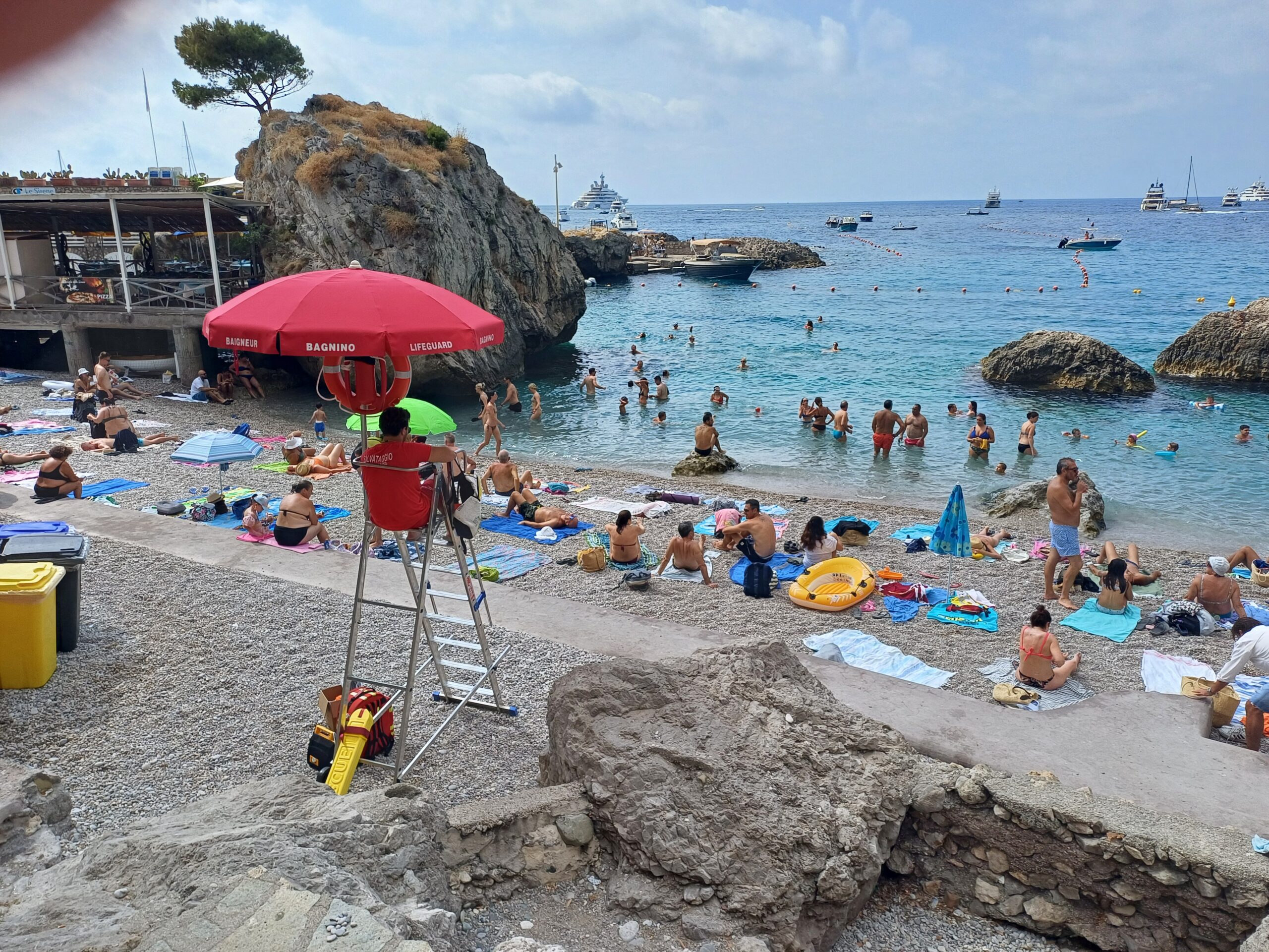 Baywatch sulle spiagge libere, novità assoluta per Capri: già numerosi interventi di soccorso e assistenza (photogallery)