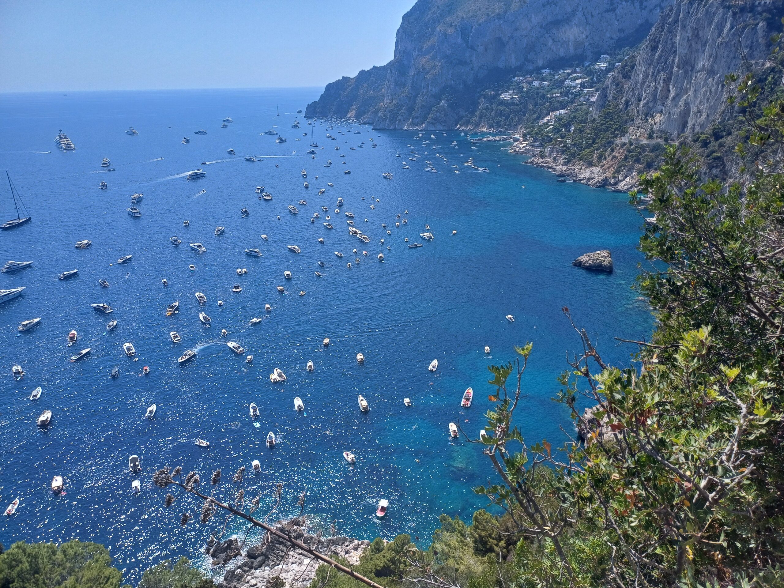 Con l’avvio dell’installazione della barriera di boe molte meno barche sotto costa tra Marina Piccola e i Faraglioni