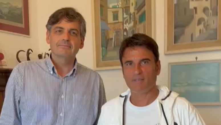 Sal Da Vinci in questo video con il sindaco Paolo Falco annuncia il suo concerto di Capri