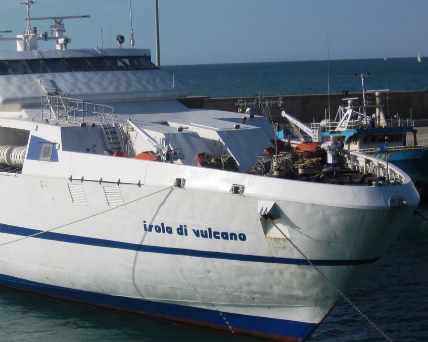 La segnalazione: “Servizio bar chiuso sulla nave veloce, nemmeno una bottiglietta d’acqua i passeggeri possono acquistare”