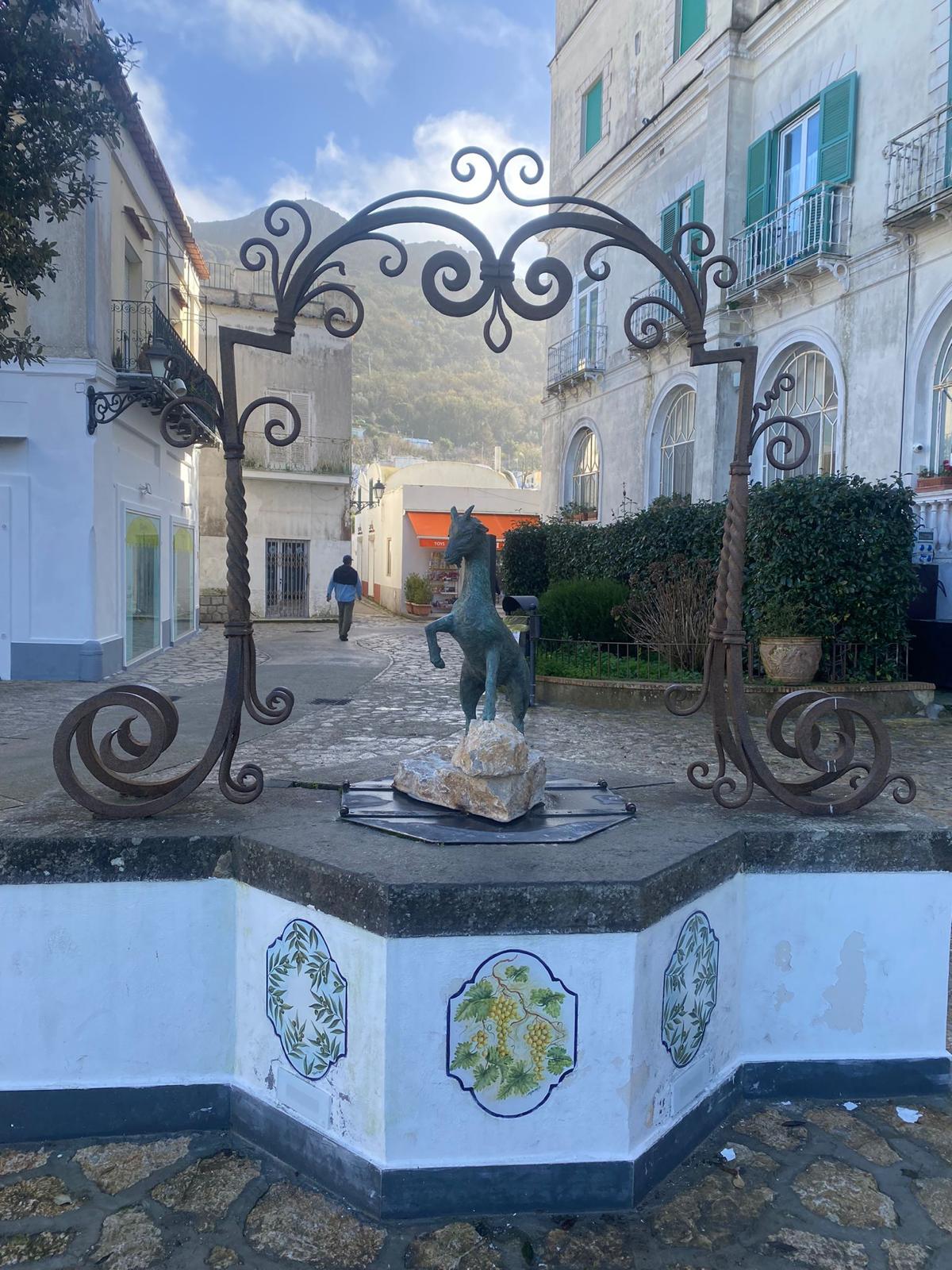 In Piazza Cerio la capretta e la campanella portafortuna realizzate dall’artista anacaprese Raffaello Rubino