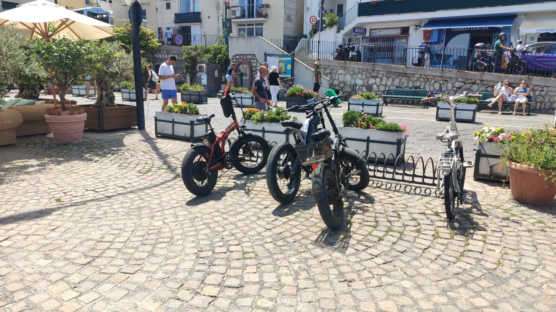 Stop al parcheggio selvaggio di bici a Marina Grande, installate le nuove rastrelliere