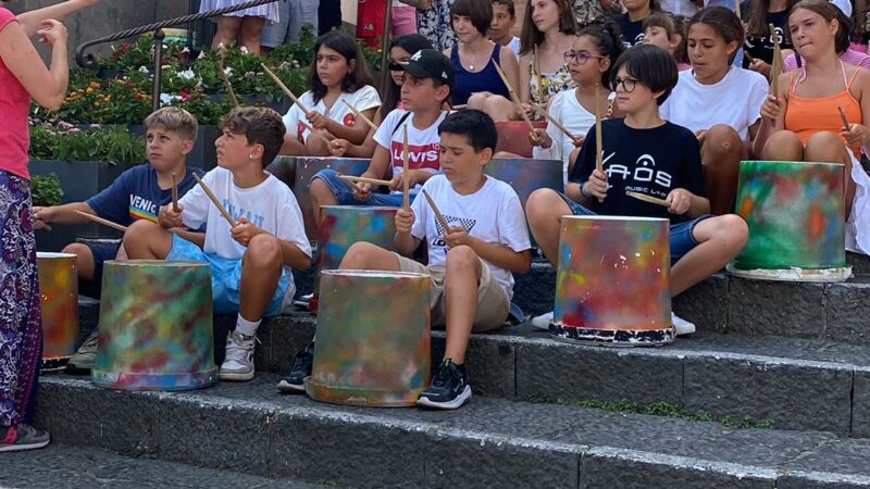 Un flash mob in Piazzetta a cura di Kaos Music Lab ha aperto la “Settimana della musica” (foto e video)