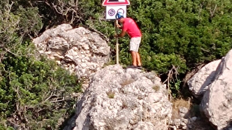 Sostituiti i cartelli indicanti il pericolo di caduta massi lungo i tratti di costa di Capri interdetti (photogallery)