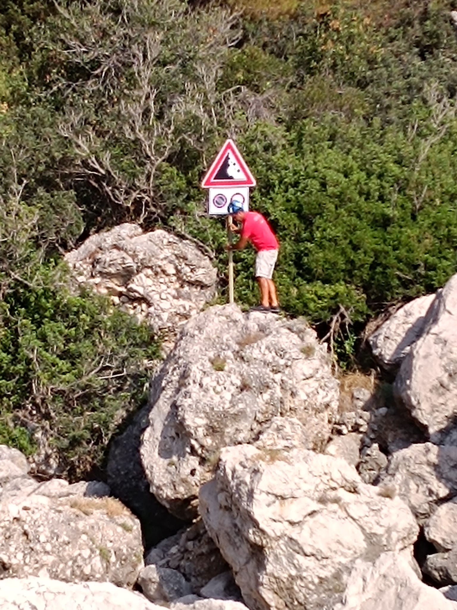 Sostituiti i cartelli indicanti il pericolo di caduta massi lungo i tratti di costa di Capri interdetti (photogallery)