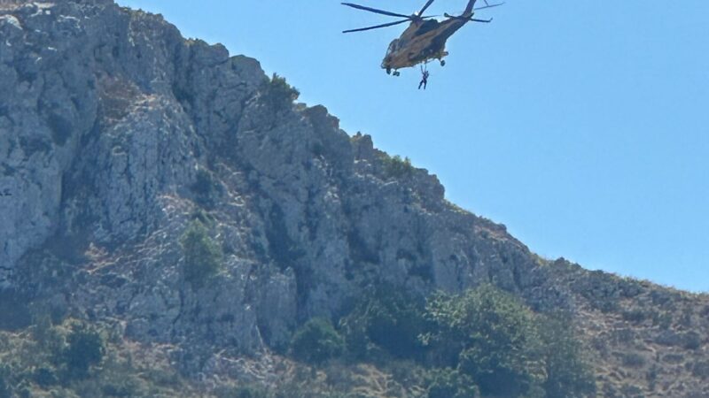 Elicottero della Guardia di Finanza sulle alture di Anacapri: attività addestrativa con il Soccorso Alpino