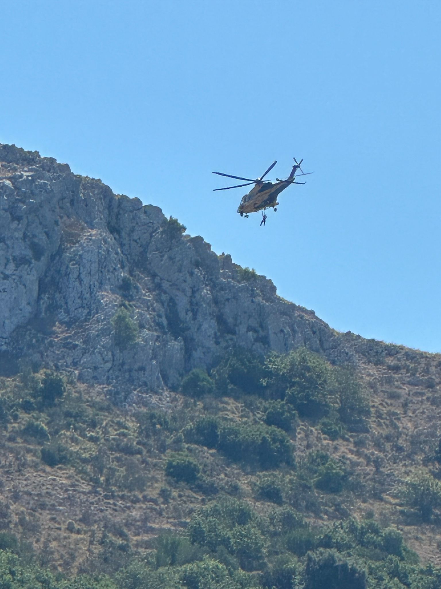 Elicottero della Guardia di Finanza sulle alture di Anacapri: attività addestrativa con il Soccorso Alpino