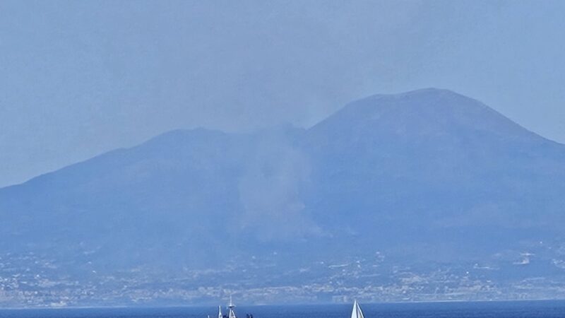 Vasto incendio alle pendici del Vesuvio: colonna di fumo visibile anche da Capri