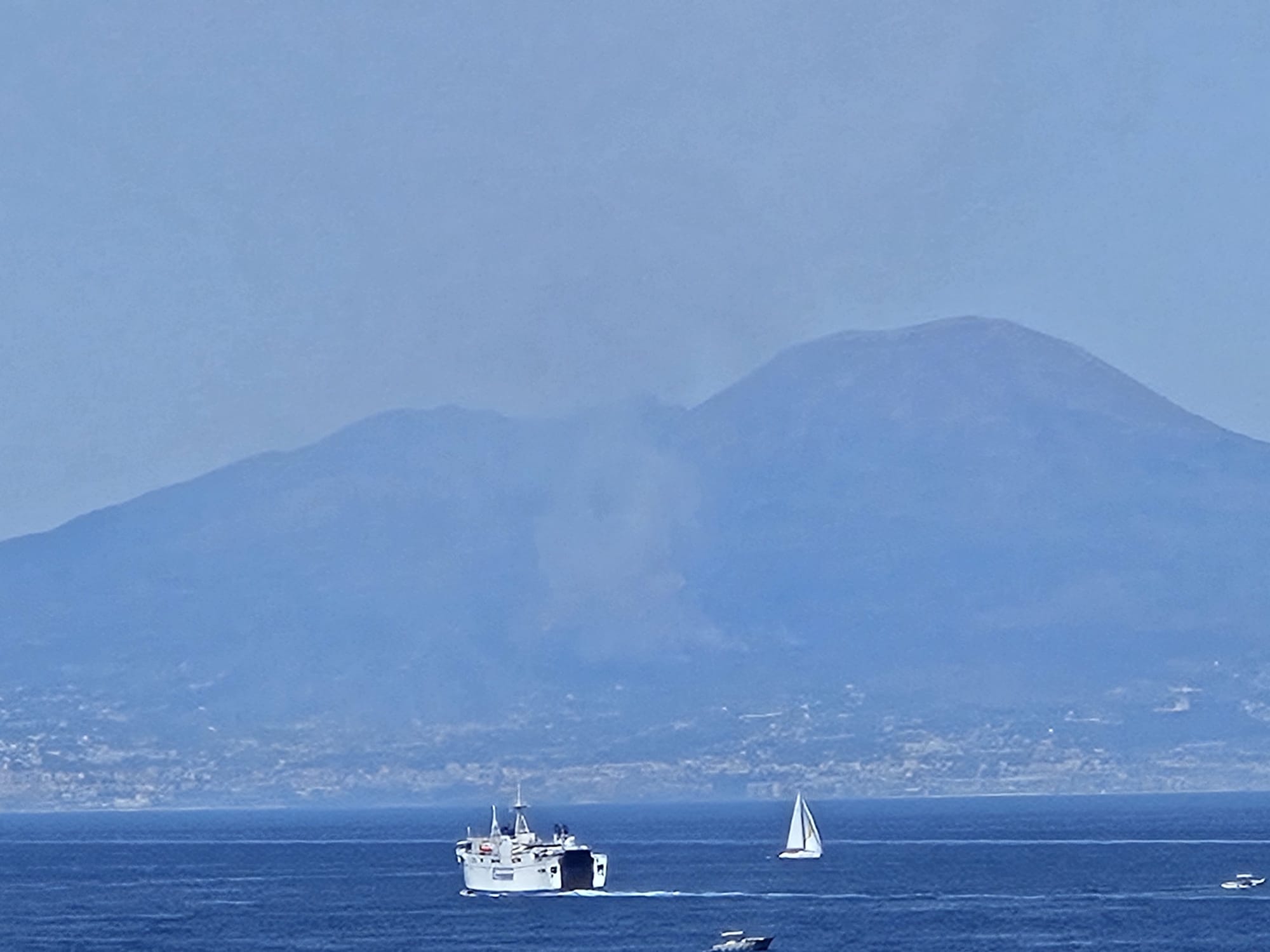 Vasto incendio alle pendici del Vesuvio: colonna di fumo visibile anche da Capri