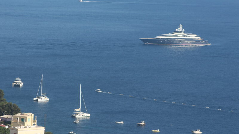 A Capri il lussuoso yacht di Zuckerberg (mr Facebook) dal valore di 300 milioni di dollari. VIDEO