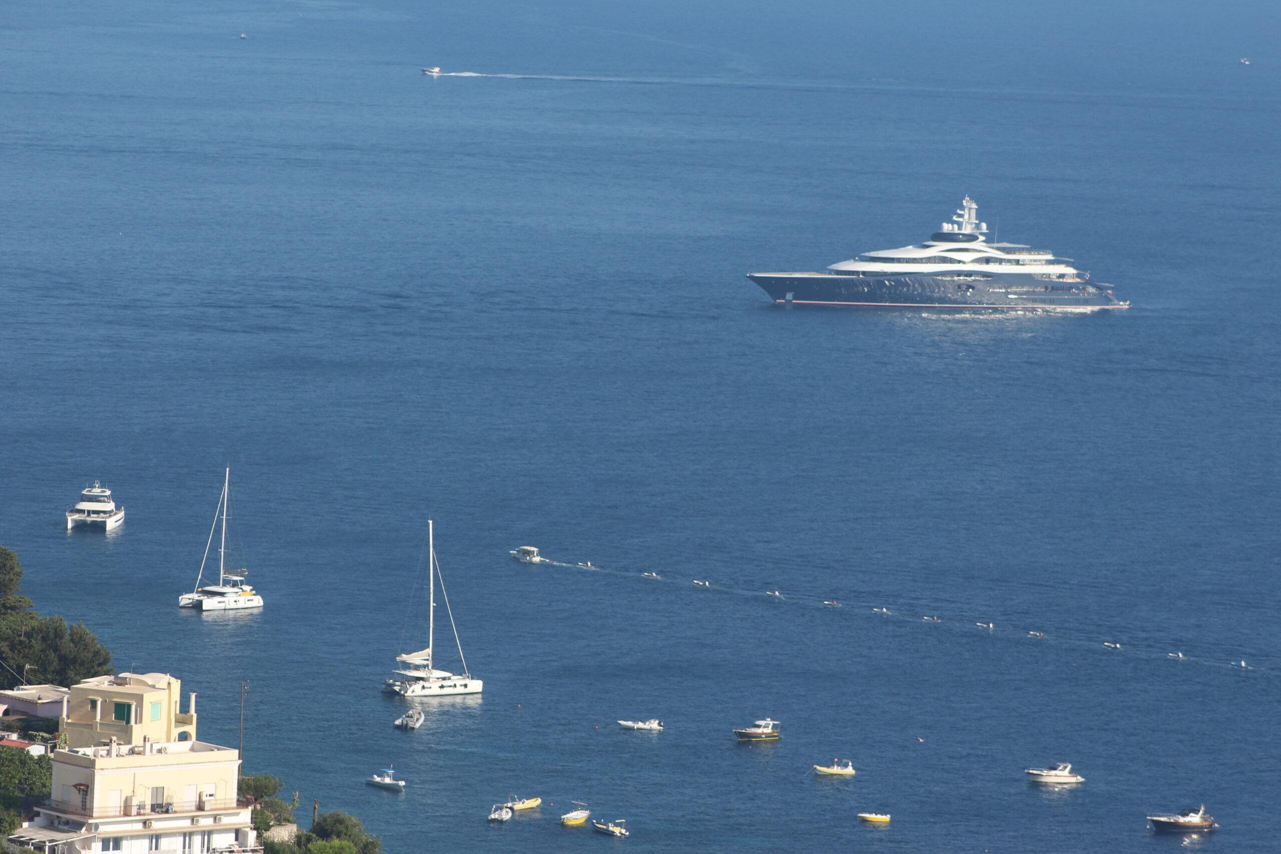 A Capri il lussuoso yacht di Zuckerberg (mr Facebook) dal valore di 300 milioni di dollari. VIDEO