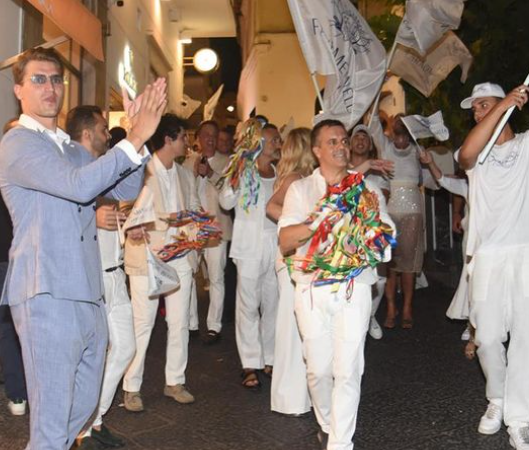 Alta gioielleria e mondanità, tutti in bianco per la festa di Faraone Mennella