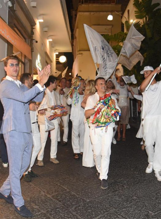 Alta gioielleria e mondanità, tutti in bianco per la festa di Faraone Mennella