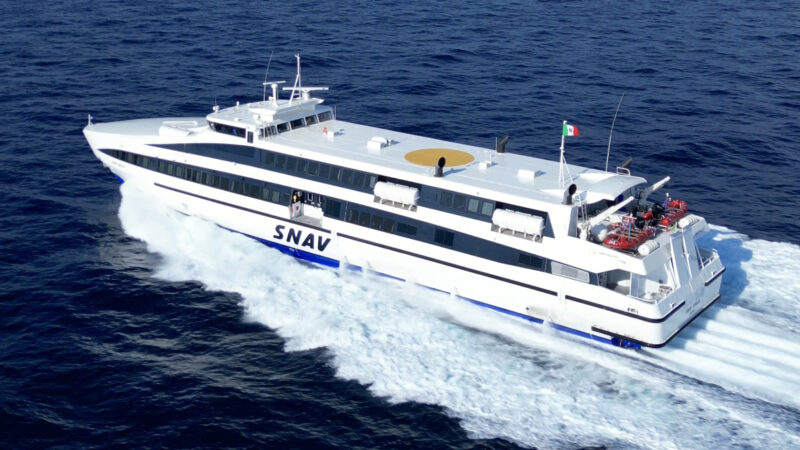 Arriva nel golfo di Napoli “Snav Sirius”, nuova unità da 700 posti che sarà impiegata nei collegamenti con Capri