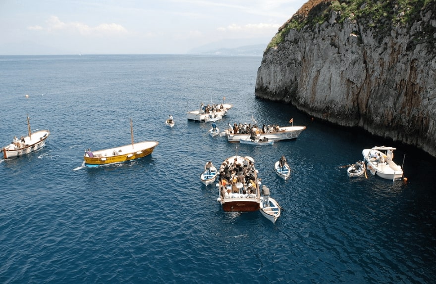 Installazione delle boe lungo la costa di Anacapri dalla Grotta Azzurra a Cala del Rio: le “osservazioni” di Assocharter e Assopesca