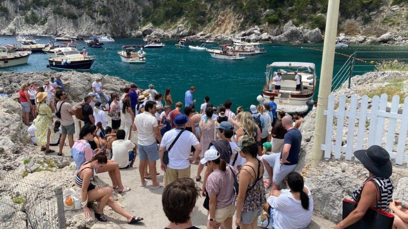Il Comune di Capri pronto ad assegnare il servizio di irreggimentazione dei flussi di imbarco e sbarco allo “Scoglio delle Sirene”: indagine di mercato per l’affidamento