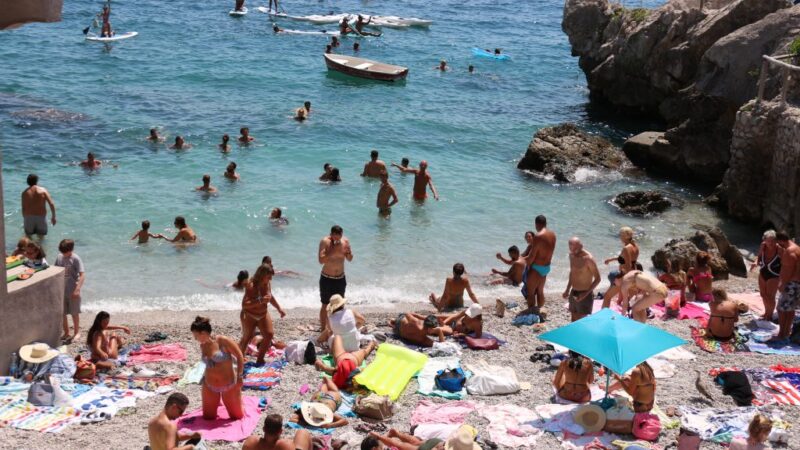 Baywatch sulle spiagge libere di Capri: l’Amministrazione istituisce servizio di salvataggio