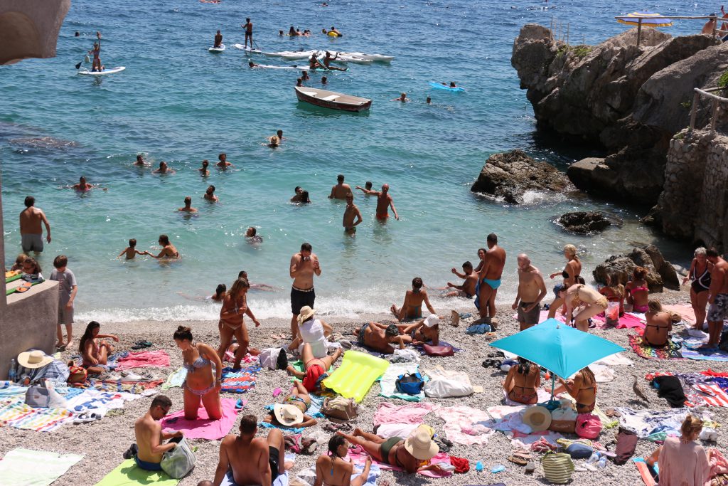 Baywatch sulle spiagge libere di Capri: l’Amministrazione istituisce servizio di salvataggio