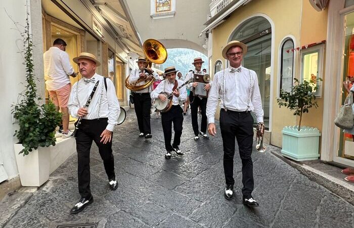 I musicisti di The Italian Dixie Band tra le strade capresi hanno aperto il festival Jazz Inn Capri (Sintesi video dell’esibizione)