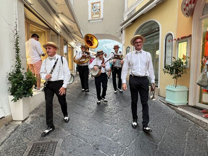 I musicisti di The Italian Dixie Band tra le strade capresi hanno aperto il festival Jazz Inn Capri (Sintesi video dell’esibizione)