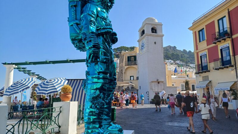 Curiosità: a due passi dalla Piazzetta di Capri installata un’enorme scultura raffigurante un astronauta (video)