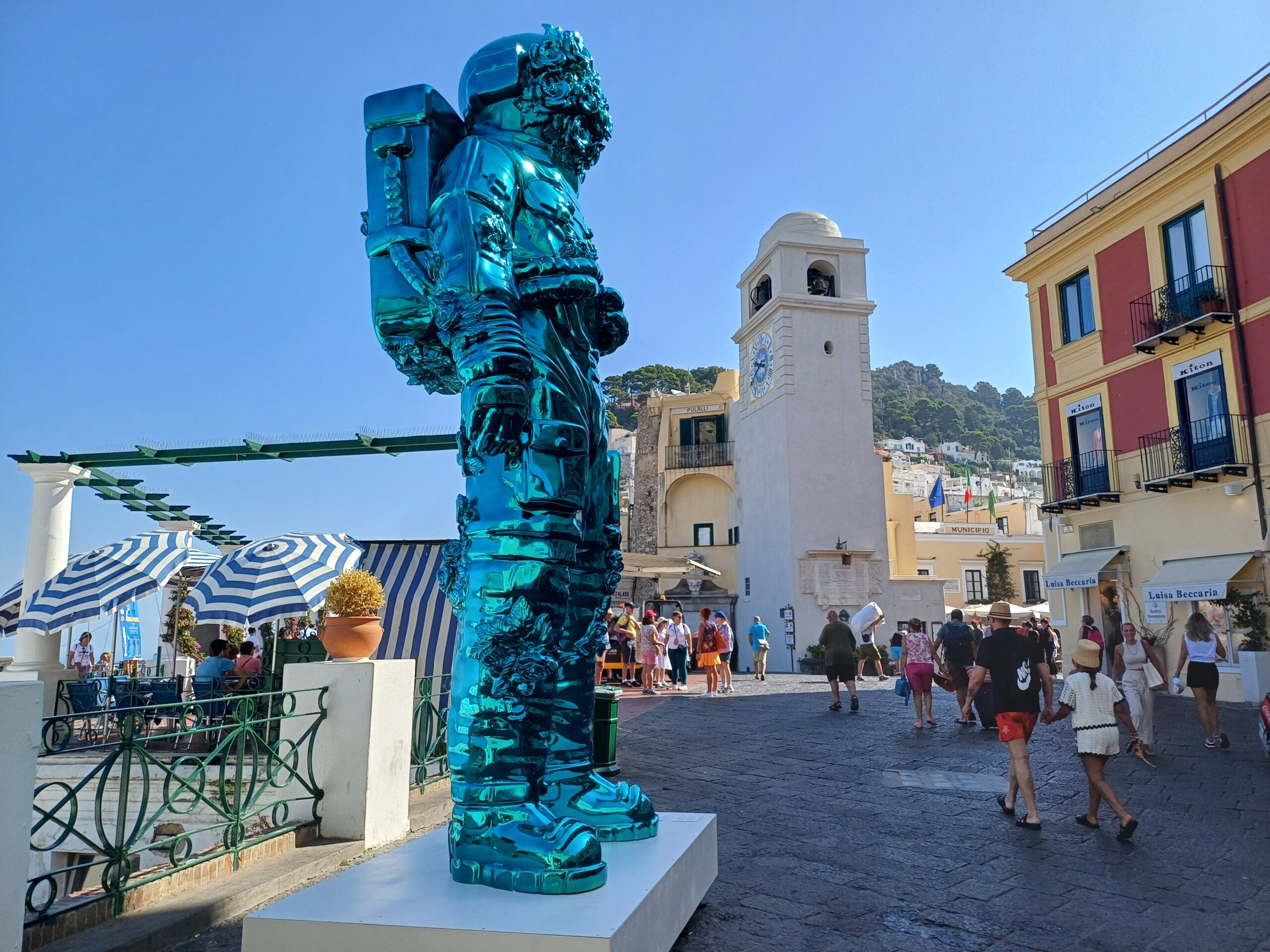 Curiosità: a due passi dalla Piazzetta di Capri installata un’enorme scultura raffigurante un astronauta (video)