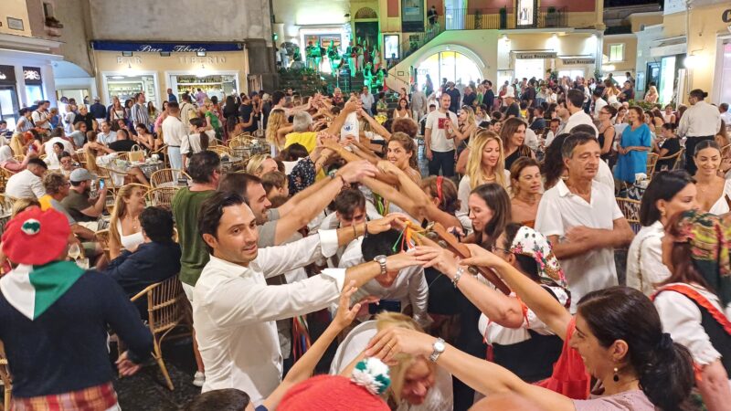 Tradizioni: entusiasmo e grande partecipazione in Piazzetta con il gruppo folk Scialapopolo (video e foto)