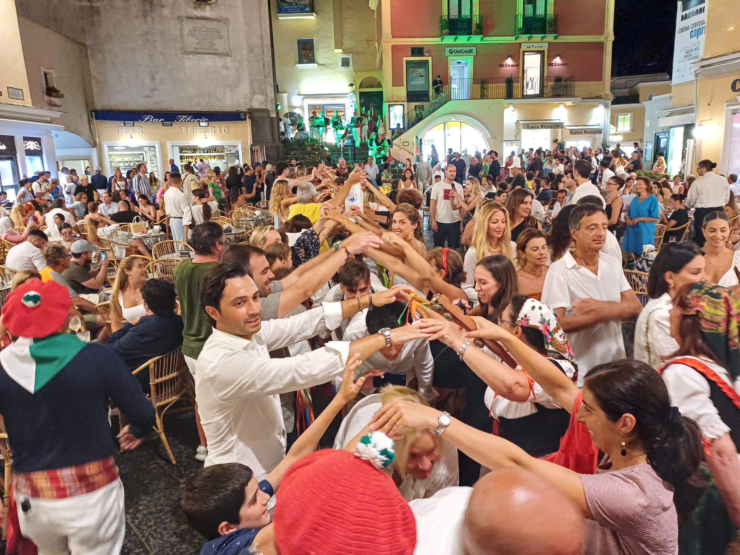 Tradizioni: entusiasmo e grande partecipazione in Piazzetta con il gruppo folk Scialapopolo (video e foto)