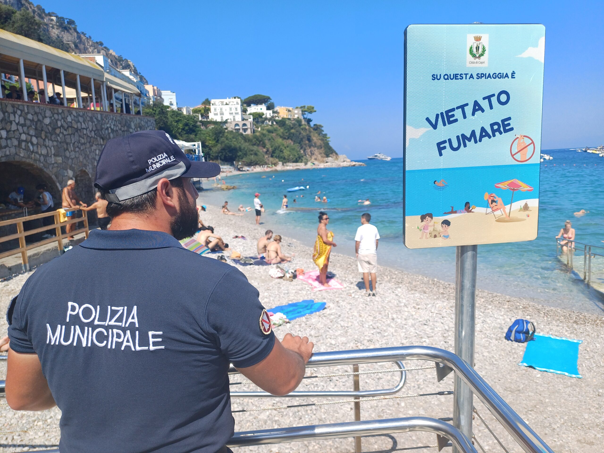 Divieto di fumo sulle spiagge di Capri: installata la segnaletica (video e foto)