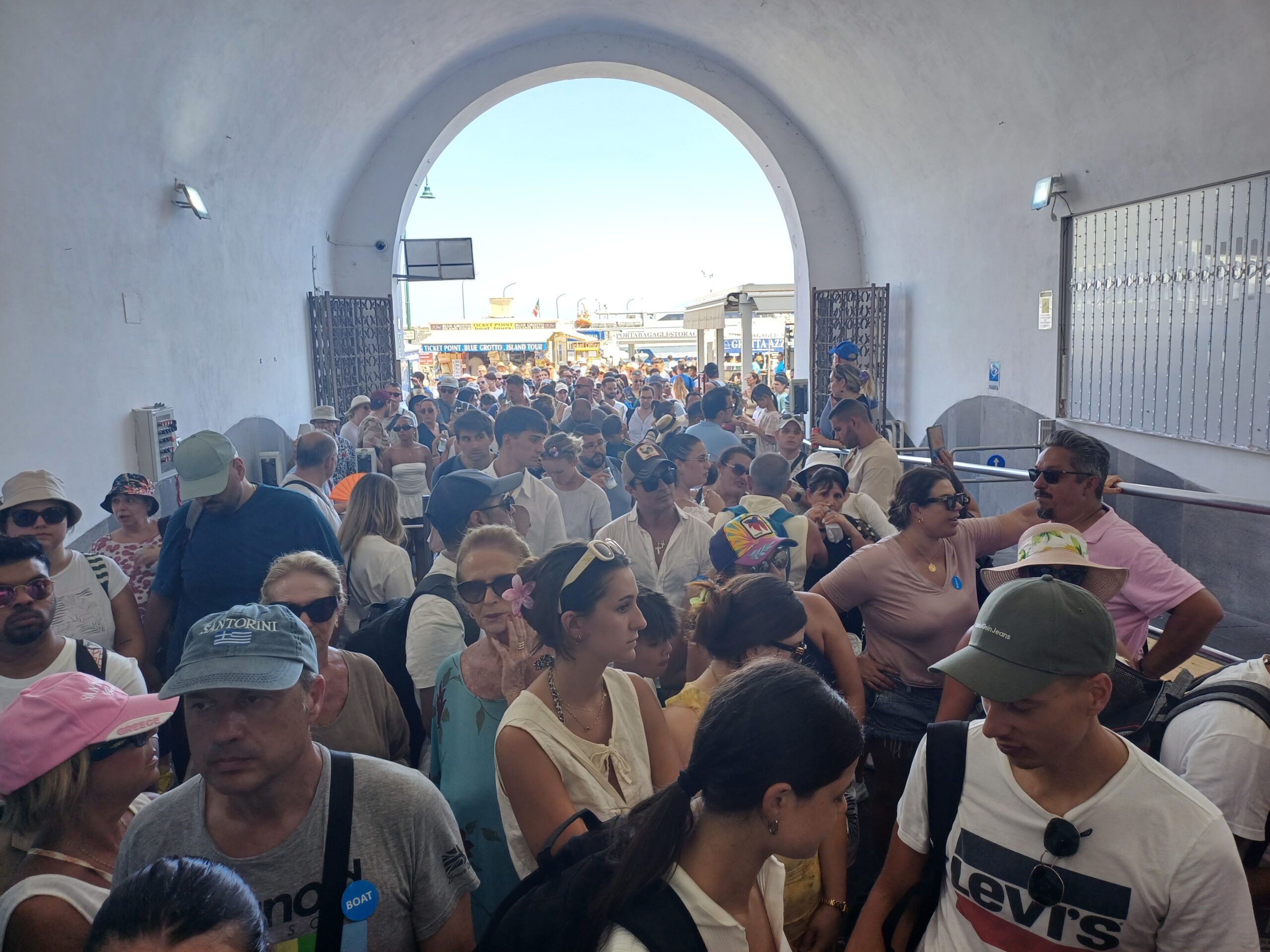 Ferragosto a Capri, affollate spiagge e mezzi di trasporto