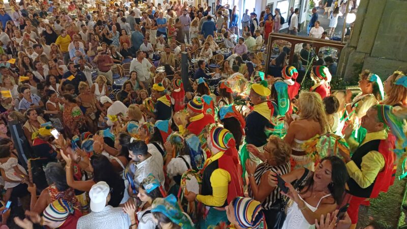 Tradizioni, musica e folklore: la band Bella Capri protagonista in Piazzetta (photogallery)