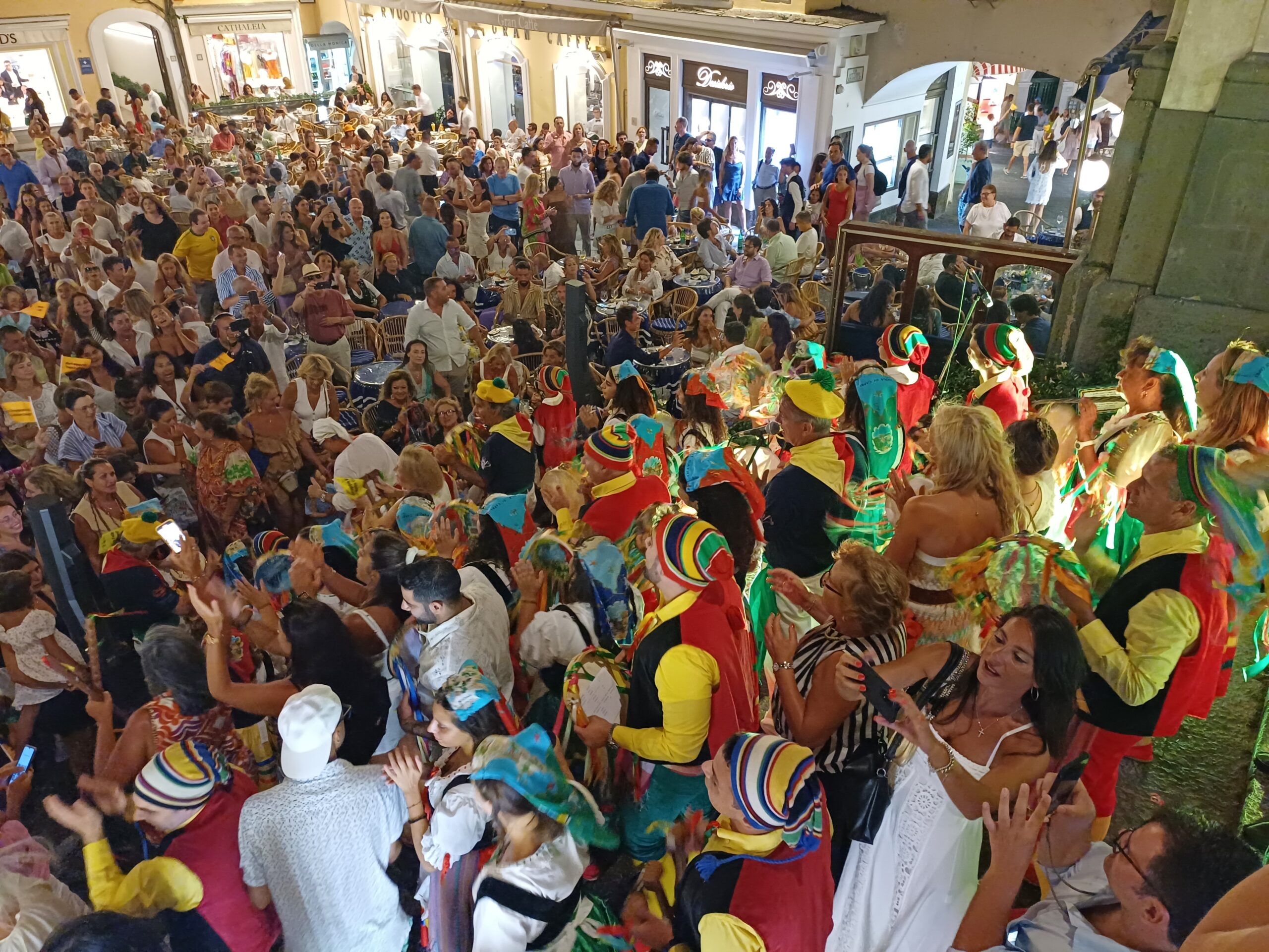 Tradizioni, musica e folklore: la band Bella Capri protagonista in Piazzetta (photogallery)