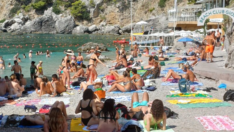 Weekend all’insegna del pienone sulle spiagge di Capri (photogallery)