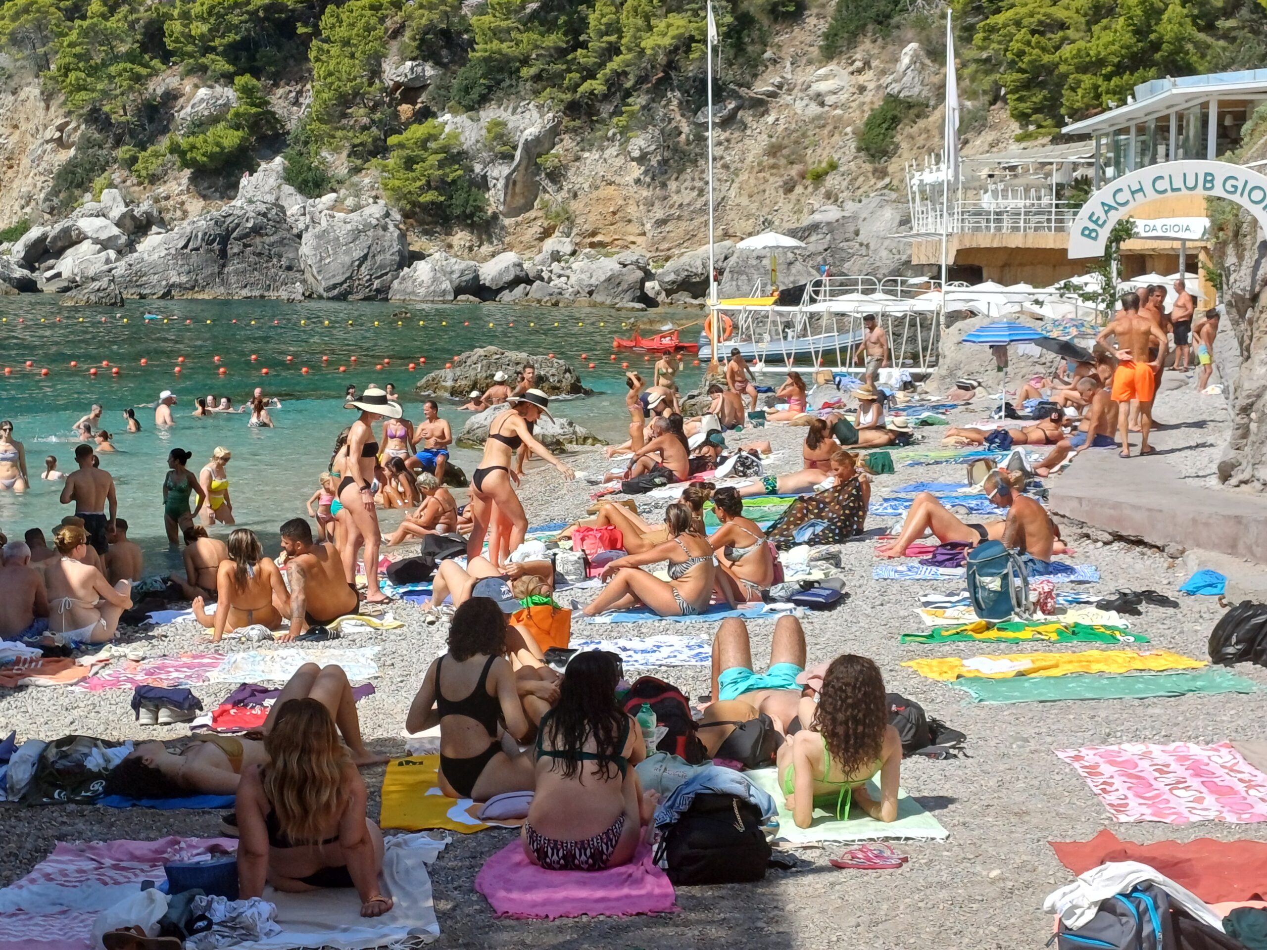 Weekend all’insegna del pienone sulle spiagge di Capri (photogallery)