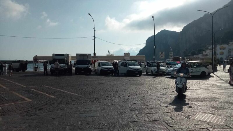 Controlli dei Nas ai furgoni che trasportano merci e derrate alimentari a Capri: sequestri e sanzioni