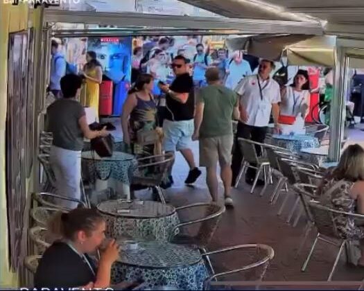 Ladro tenta di derubare una signora in un bar di Capri, le telecamere di sorveglianza immortalano la scena. Fermato dopo un inseguimento a piedi