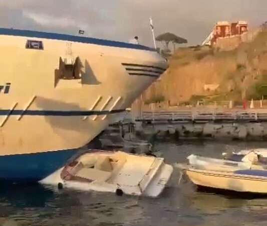 Incidente nel porto di Sorrento, nave Caremar proveniente da Capri travolge imbarcazioni (video)