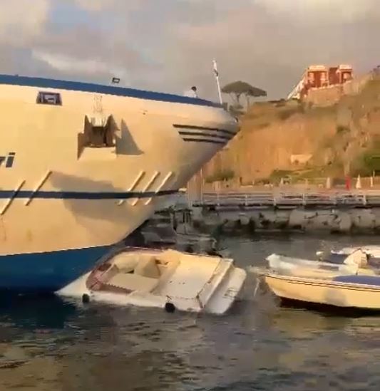 Incidente nel porto di Sorrento, nave Caremar proveniente da Capri travolge imbarcazioni (video)