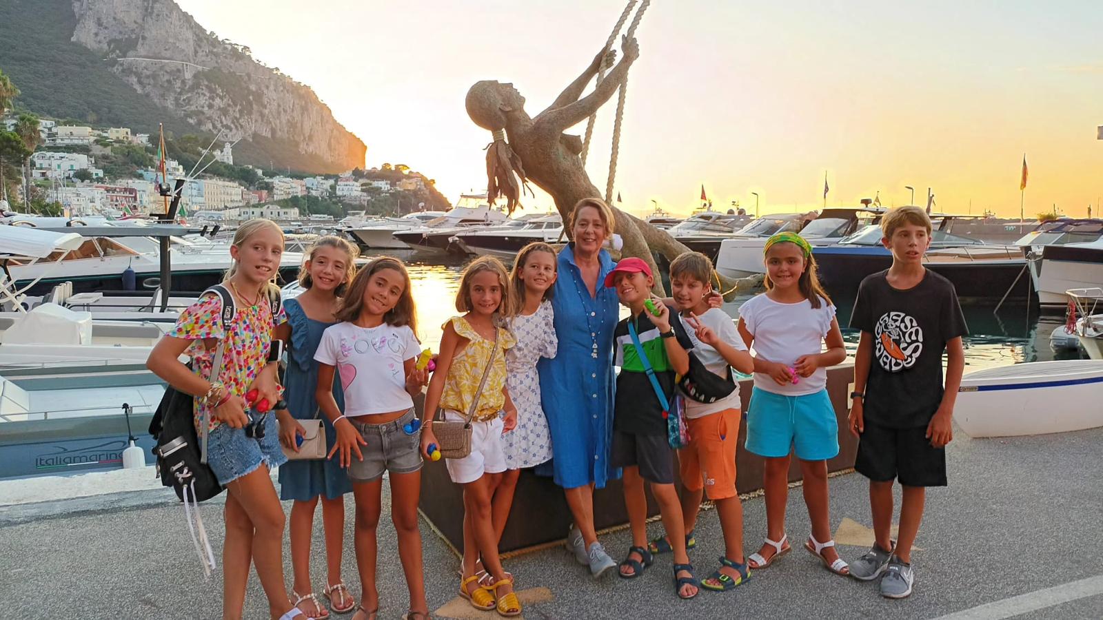 Tutela ambientale e rispetto per il mare: i bambini di Capri sulle barche per distribuire posacenere tascabili