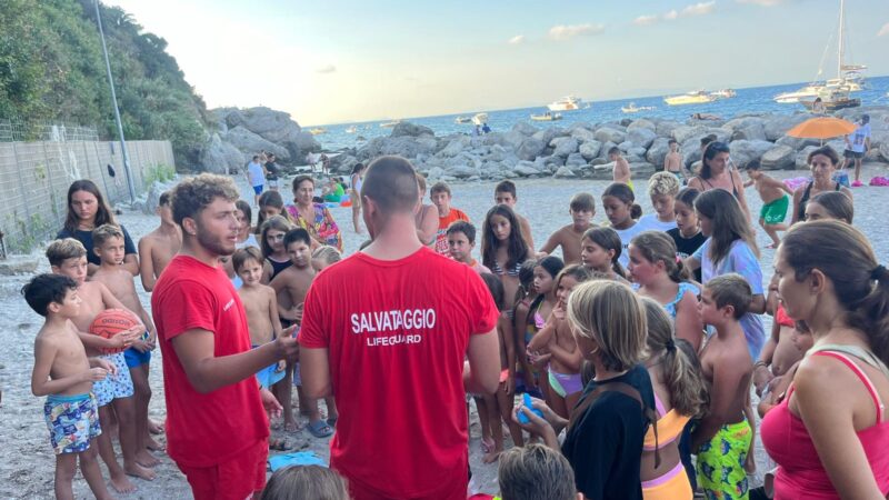 Rispetto dell’ambiente e sicurezza in mare: notevole partecipazione di ragazzi e bambini all’iniziativa di sensibilizzazione con i baywatch