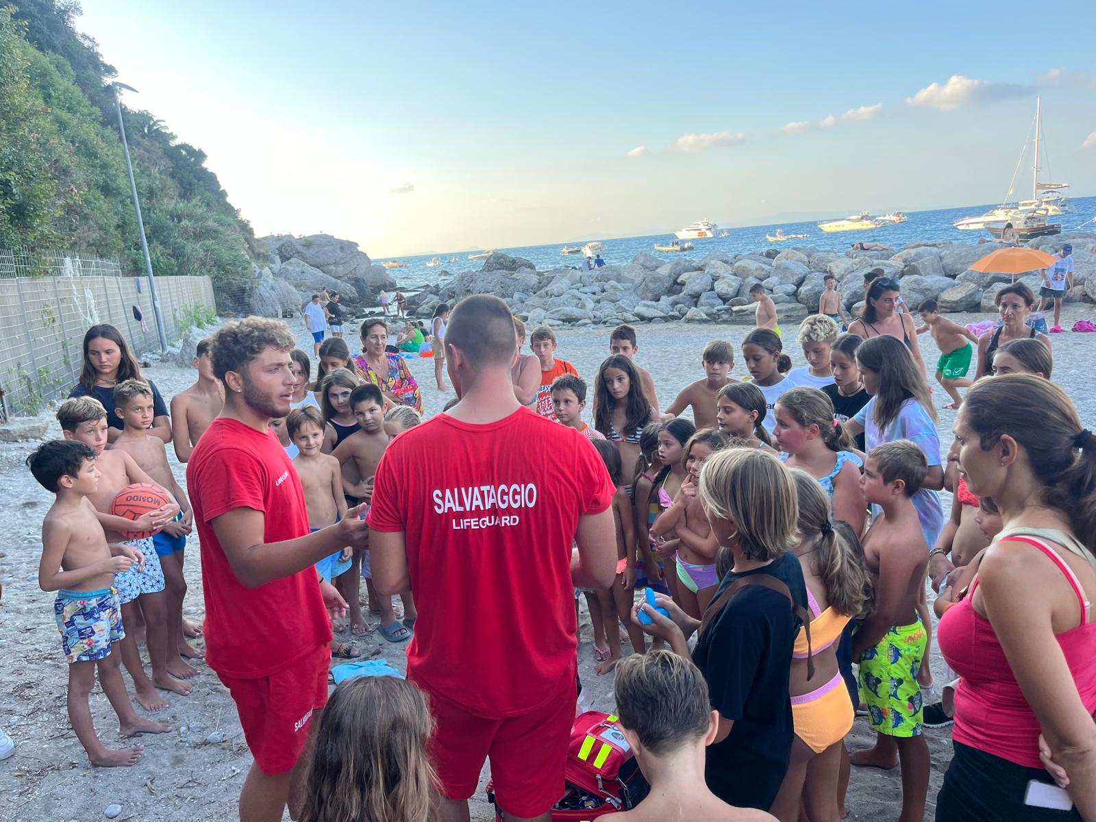 Rispetto dell’ambiente e sicurezza in mare: notevole partecipazione di ragazzi e bambini all’iniziativa di sensibilizzazione con i baywatch