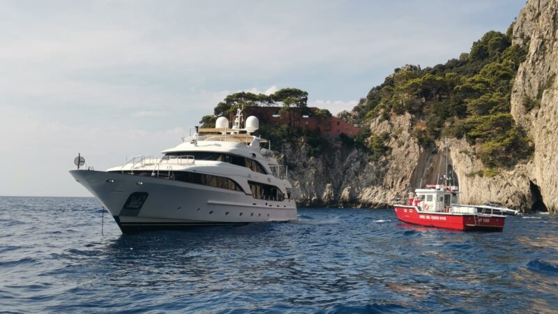 Principio di incendio in sala macchine su uno yacht nelle acque di Capri