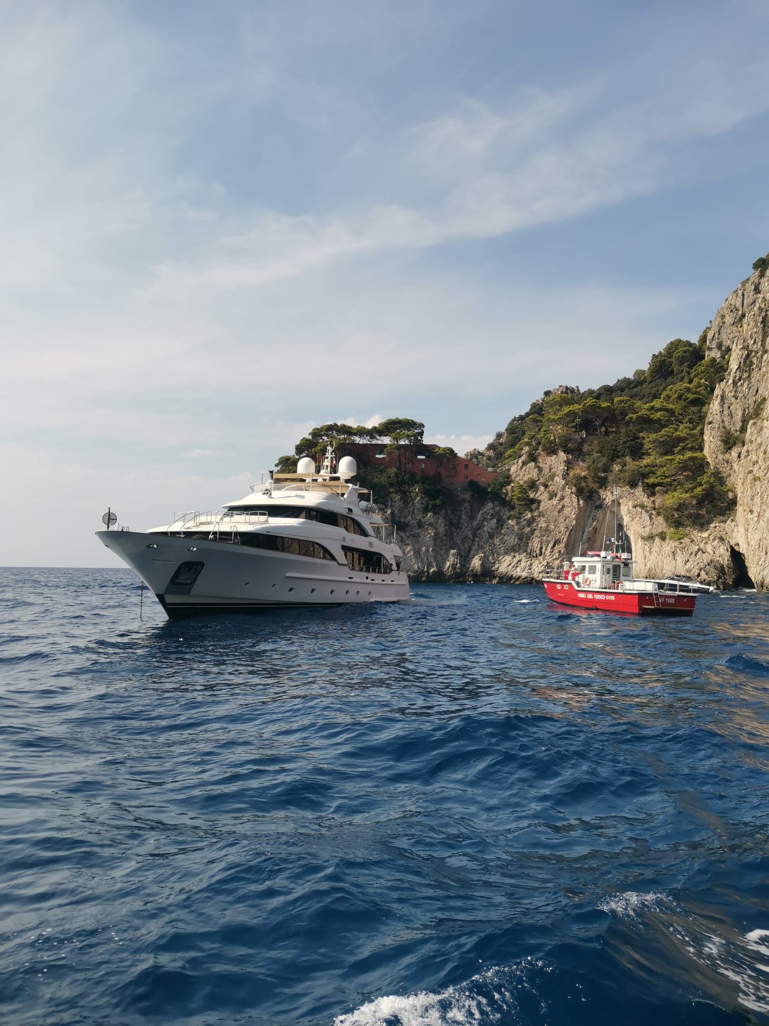 Principio di incendio in sala macchine su uno yacht nelle acque di Capri