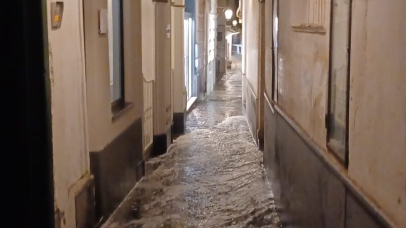 Lavaggi notturni straordinari nelle strade di Capri (photogallery)