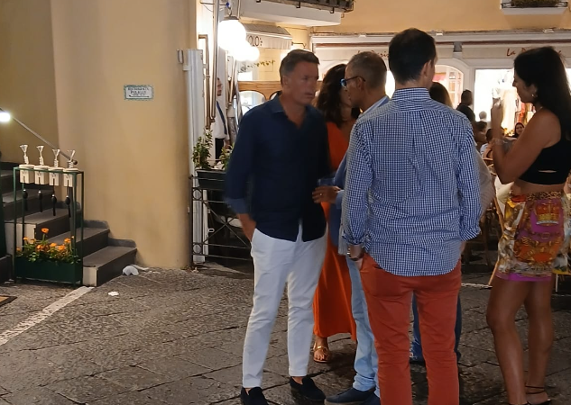 Vacanze a Capri: in Piazzetta spunta Matteo Renzi