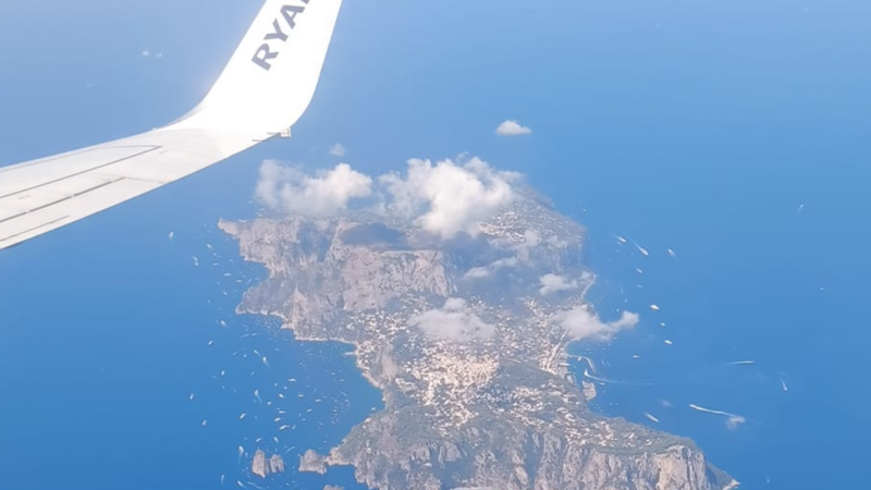 L’isola di Capri nella sua interezza fotografata da un volo Ryanair diretto a Salerno: che spettacolo!