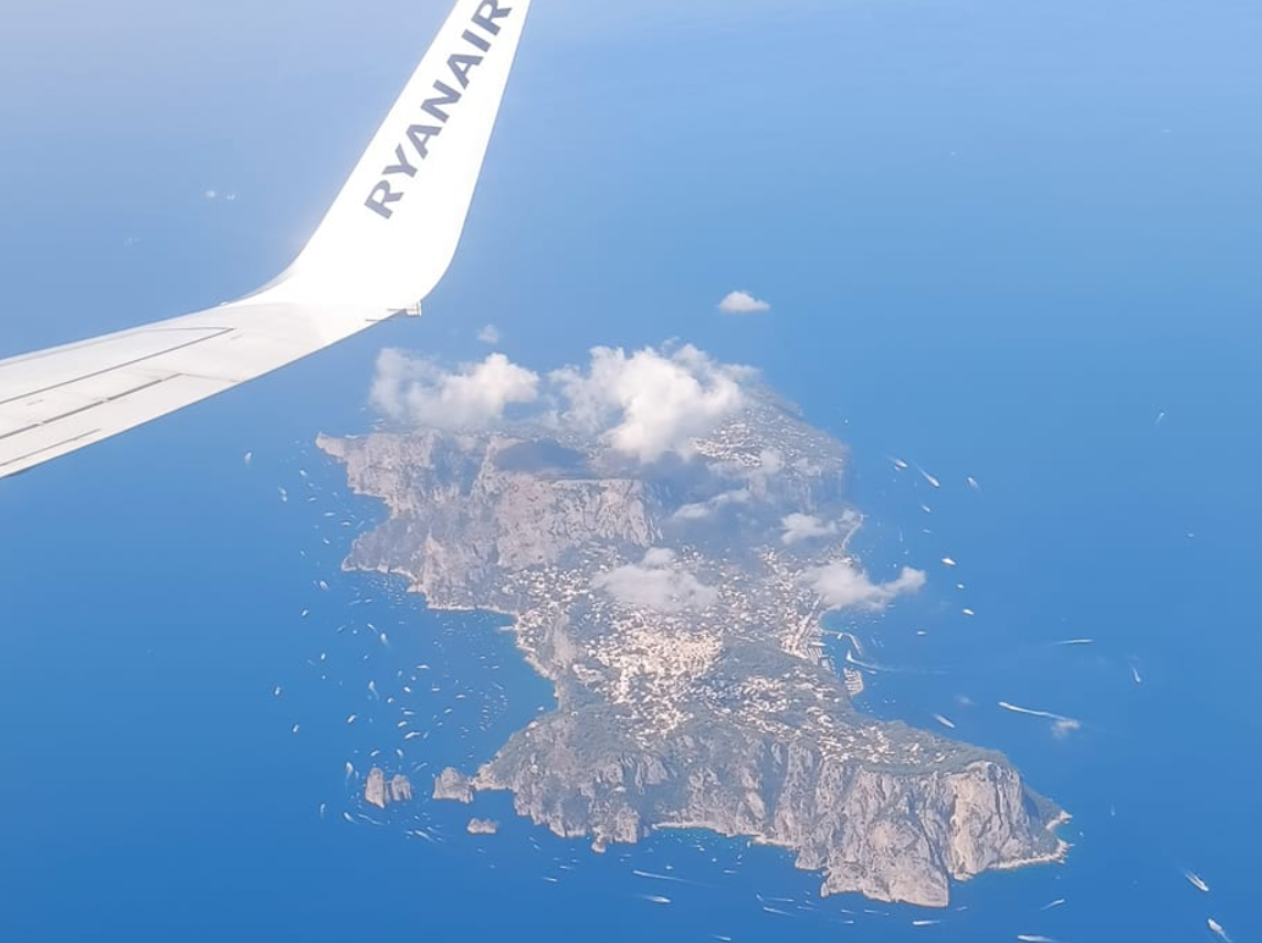 L’isola di Capri nella sua interezza fotografata da un volo Ryanair diretto a Salerno: che spettacolo!