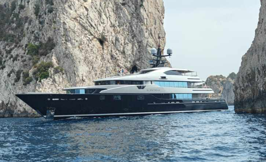 Yacht sorpreso dai carabinieri del servizio navale di Capri a transitare tra i Faraglioni: sanzionato