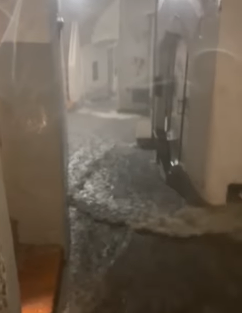 Maltempo: violento temporale estivo durante la notte a Capri, allagamenti e disagi (video)