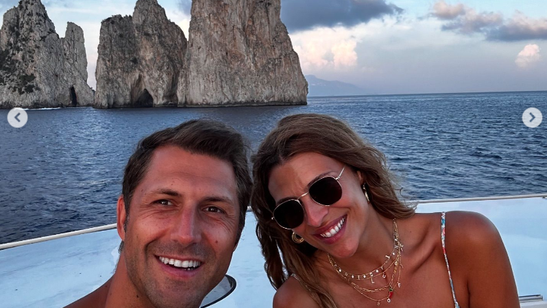 Vacanze in versione familiare a Capri per Cristina Chiabotto con marito e figlie (photogallery)